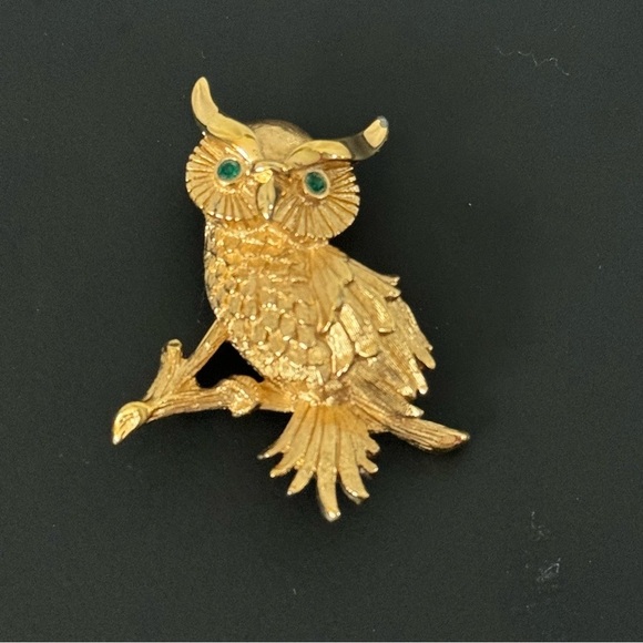 VINTAGE MONET OWL GOLDTONE FAUX EMERALD EYES~1980'S~STAMPED~1 1/2" - Picture 2 of 6